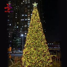 2024-es nagy kivilágított karácsonyfa