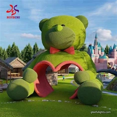 Innovatív kerti dekoráció: az óriási medve és a mesterséges növények tökéletes keveréke